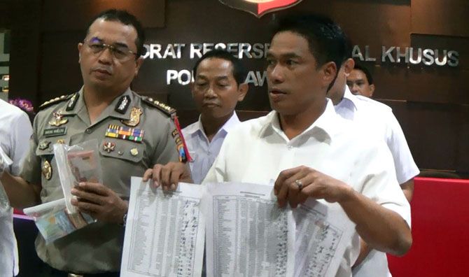 PUNGLI: Dirreskrimum Polda Jawa Timur Kombes Pol Ahmad Yusep Gunawan merilis kasus pungli di Puskesmas Wedang, Tuban. Dia menunjukkan barang bukti berupa blanko dan daftar nama pegawai yang kena pungli oleh Kepala Puskesmas Wedang. - Image