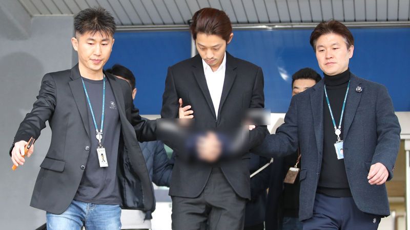 Jung Joon Young saat dipindahkan ke kejaksaan dari tahanan Kepolisian Jongno, Seoul, Jumat (29/3) - Image