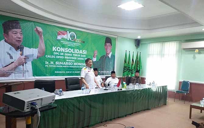 Plt Ketua Umum PPP Suharso Monoarfa (berdir) dalam konsolidasi di Kantor PPP Jawa Timur, Jumat (29/3). - Image