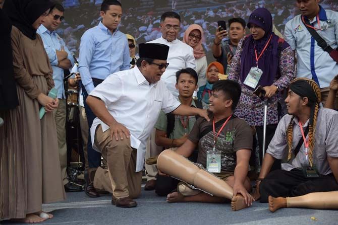 Prabowo saat memberikan bantuan kaki dan tangan palsu di Bandung, Jabar, Jumat (8/3) - Image