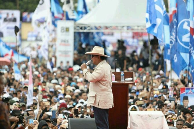 Capres nomor urut 02 Prabowo Subianto saat berkampanye di lapangan Sidolig, Bandung, Jawa Barat, Kamis (28/3) siang. - Image