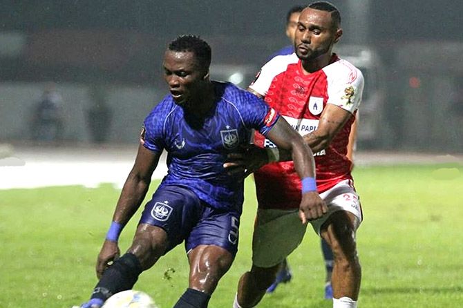 Ibrahim Conteh (kiri) jadi tumpuan lini tengah PSIS saat hadapi Kalteng Putra. - Image