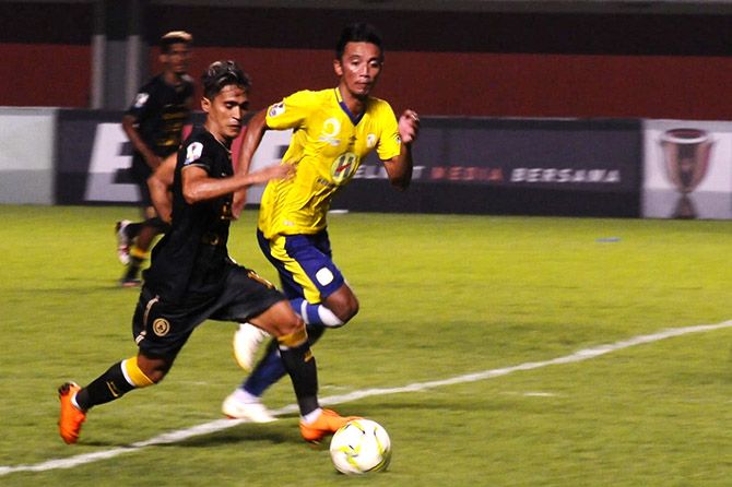 Sidik Saimima bakal berjuang keras untuk memenangkan bola di lini tengah melawan Madura United. - Image