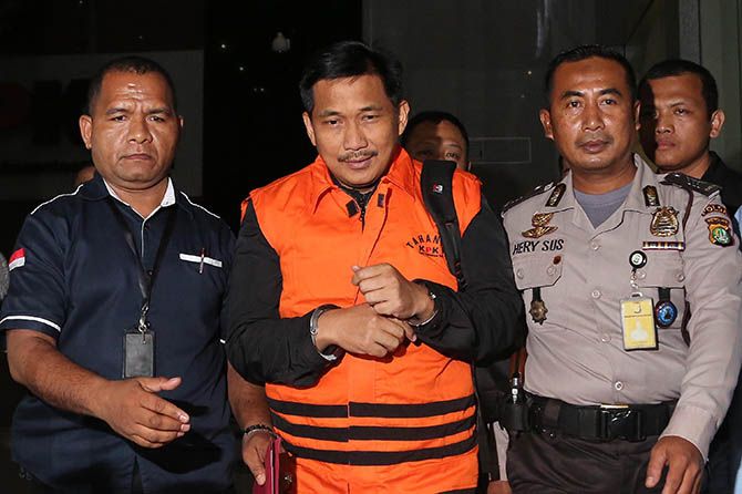 Anggota DPR RI Komisi VI Bowo Sidik Pangarso memakai rompi kuning di KPK. - Image
