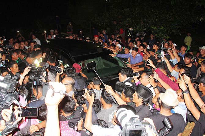 Kedatangan Siti Aisyah di Kampung Ranca Sumur, Desa Sindangsari, Kecamatan Pabuaran, Kabupaten Serang disambut antusias warga. - Image