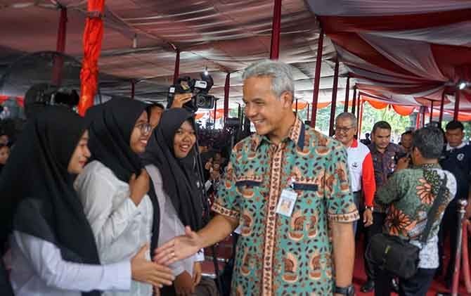 Gubernur Jateng Ganjar Pranowo mengucapkan selamat kepada para CPNS penerima SK pengangkatan, Jumat (29/3). - Image