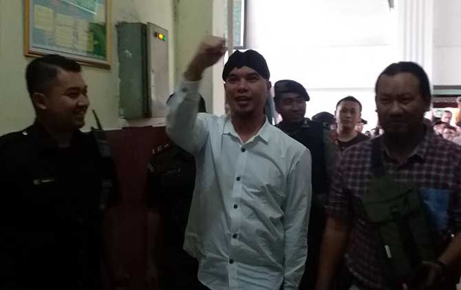 Ahmad Dhani dalam persidangan di PN Surabaya, Kamis (28/3). - Image