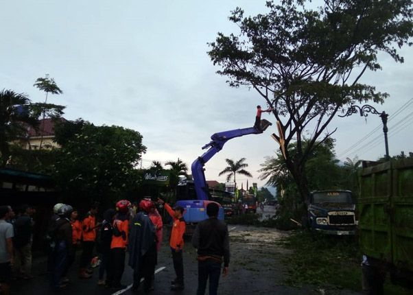 PEMBERSIHAN: Sejumlah petugas tengah berupaya evakuasi dan pembersihan di Jalan Kaliurang, Sleman, Rabu (13/3). - Image