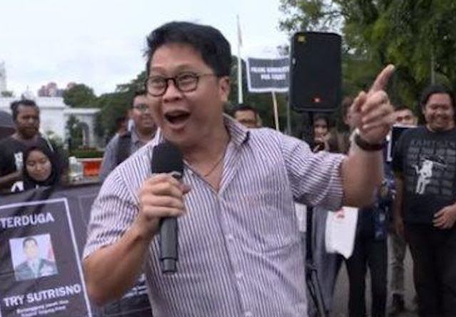 Akademisi Universitas Negeri Jakarta (UNJ) Robertus Robert saat berorasi di depan istana Negara menolak Dwifungsi TNI. - Image