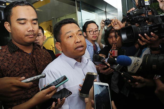 Sekjen Kemenag Nur Kohls, usai diperiksa penyidik KPK, Rabu (27/3) - Image