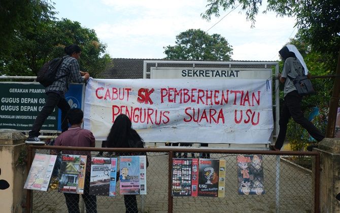 Massa mahasiswa saat memasang poster penolakan SK pencabutan pengurus Suara USU. - Image