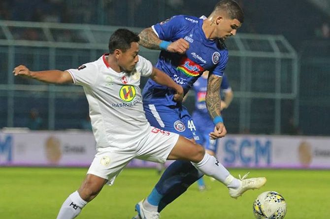 Arema sukses akhiri laga dengan sebuah kemenangan dramatis atas Barito Putera. - Image