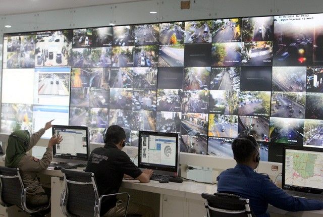 ILUSTRASI: Petugas dengan teliti memantau CCTV yang terpasang di Command Center di gedung UPTSA Siola, beberapa waktu lalu. - Image
