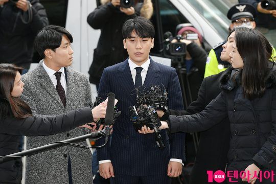 Seungri saat akan menghadiri pemeriksaan di Polisi Metro Seoul, Kamis (14/3) - Image