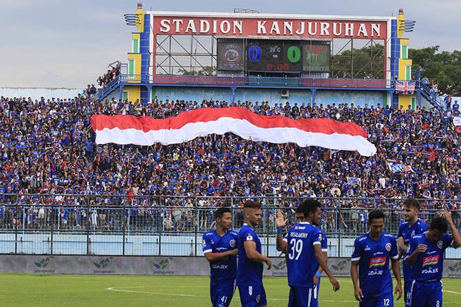 Ramainya penonton di Stadion Kanjuruhan, Malang mendukung kesebelasan kesayangan mereka, Arema FC. (Jawa Pos Photo) - Image