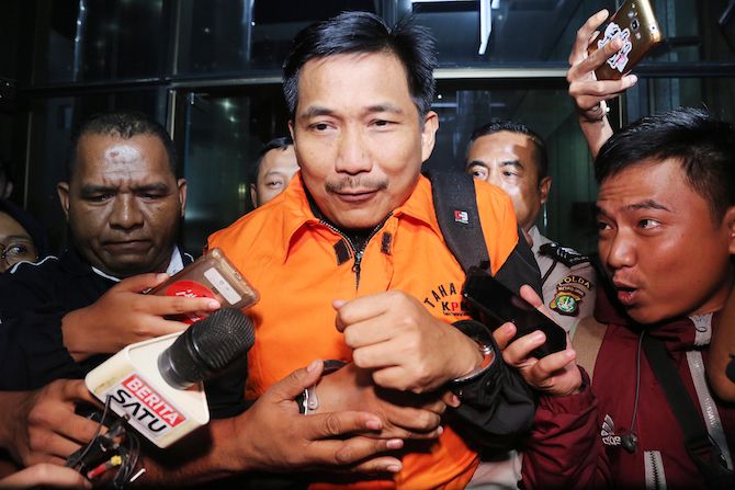Tersangka penerima suap Bowo Sidik Pangarso keluar dari Gedung KPK, Jalan Kuningan Persada, Jakarta Selatan, Kamis (28/3). - Image