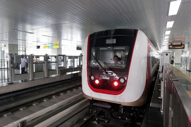 Kereta LRT Jakarta saat uji coba di Stasiun Kelapa Gading, Jakarta Utara. (Dok JawaPos.com) - Image