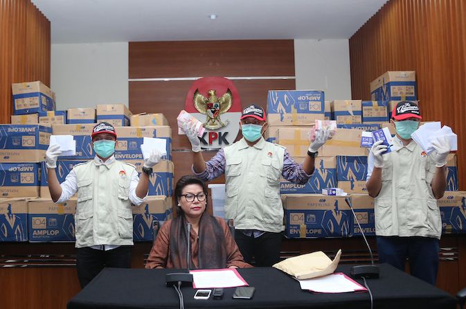 Wakil Ketua KPK Basaria Panjaitan saat memamerkan barang bukti OTT politikus Golkar dalam konferensi pers di Gedung KPK, Jalan Kuningan Persada, Jakat, Kamis (28/3). - Image