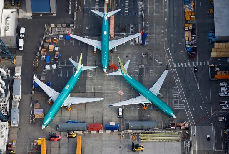 Setidaknya 34 maskapai telah mendaratkan Boeing 737 Max 8, yang berarti sekitar dua pertiga dari Pesawat Boeing 737 Max 8 yang beroperasi sekarang menganggur. Seperti yang ditakutkan Trump, harga saham Boeing memang turun - Image