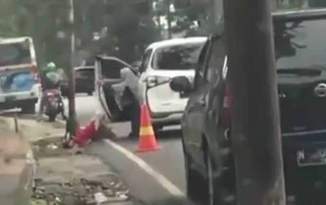 Potongan video yang memperlihatkan seorang anak dipaksa keluar dari mobil. - Image