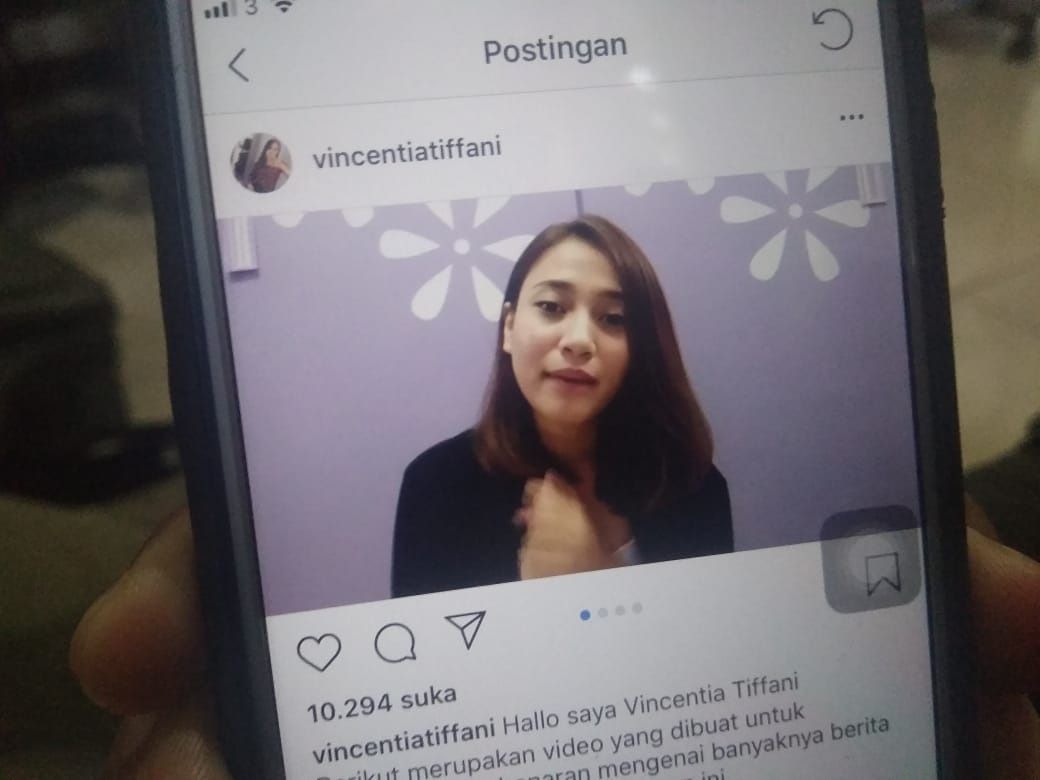 VIRAL: Potongan video klarifikasi Tiffani yang ramai setelah acara peluncuran Rumah Siap Kerja dan Pelatihan OK OCE di Cengkir Heritage Resto and Coffee di Kabupaten Sleman, Daerah Istimewa Jogjakarta (DIJ), Sabtu (23/3) silam. - Image