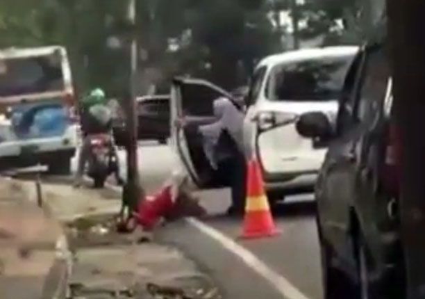 VIRAL: Potongan video yang memperlihatkan seorang anak dipaksa keluar dari mobil. - Image