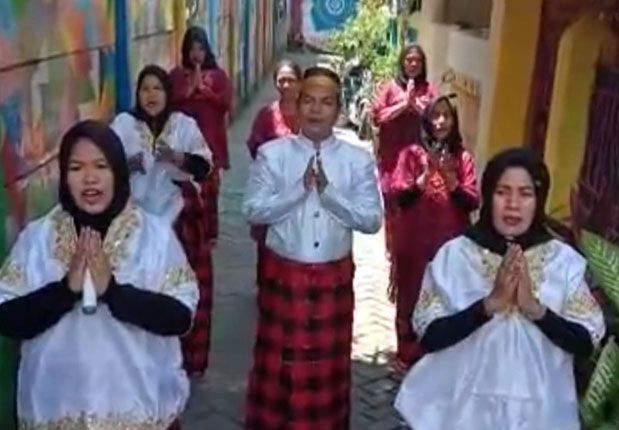VIRAL: Sejumlah orang yang diduga petugas TPS di Makassar menyatakan dukungannya secara terbuka untuk Jokowi, Jumat (29/3). Video dukungan tersebut akhirnya viral dan membuat KPU turun tangan. - Image