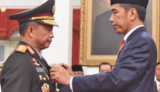 Presiden Joko Widodo ketika melantik Jenderal Tito Karnavian Kapolri. Kini Tito di-deadline untuk menuntaskan kasus Novel Baswedan. (Jawa Pos Photo) - Image