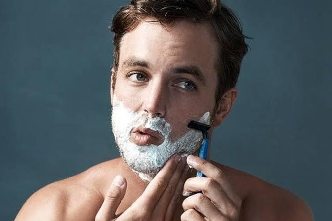 Mencukur terkadang membuat wajah luka, tapi bisa diatasi oleh beberapa cara seperti mengoleskan antiperspirant dan lip balm. - Image