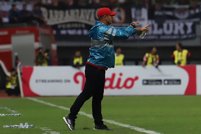 Gomes Oliveira mengaku tak melihat dengan jelas proses gol tangan Patrich Wanggai. - Image