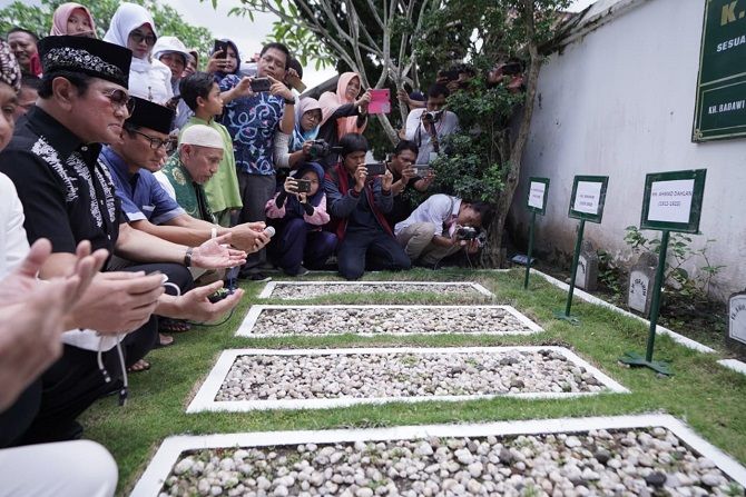 Sandiaga Salahuddin Uno berziarah ke makam pendiri Muhammadiyah, KH Ahmad Dahlan, pada Jumat (22/3). Sandi berharap Muhammadiyah jadi mitra pemerintah. - Image