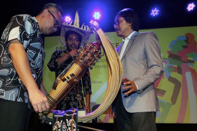 (ki-ka): Deputi Pemasaran Badan Ekonomi Kreatif Joshua Puji Mulia Simandjuntak, Agusto Andreas Naga Lana (musisi sasando), dan musisi Purwa Caraka dalam rangka persiapan tampil di Frankfurt Musikmesse 2019. - Image