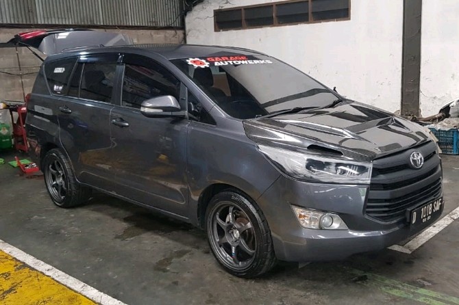 Tampang mobil balap Innova yang buas di lintasan balap (dok. Innova Community) - Image