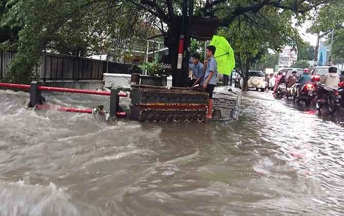 Banjir yang melanda salah satu kawasan di Kota Malang beberapa waktu lalu. - Image