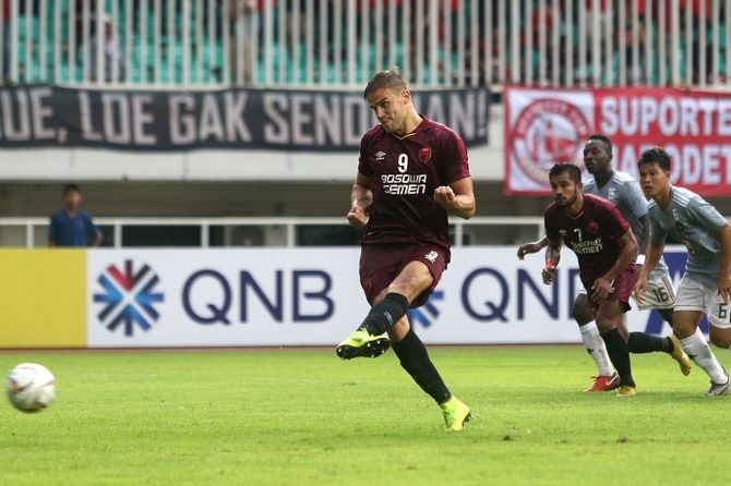 Pemain PSM Makassar, Eero Markkanen mengeksekusi tendangan pinalti saat melawan Kaya FC Iloilo, pada laga lanjutan penyisihan Grup H Piala AFC 2019 di Stadion Pakansari Bogor, Selasa 2/4/19. PSM Makassar bermain imbang 1-1. Foto: Chandra Satwika/Jawa Pos - Image