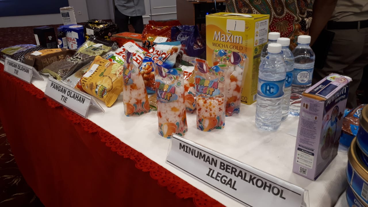 Sebagian produk ilegal dan kedaluwarsa yang disita BPOM. Produk itu tidak memiliki izin edar dan tidak layak edar, tapi dikemas ulang dan dijual lagi oleh pelaku. (Marieska Virdhani/JawaPos.com) - Image