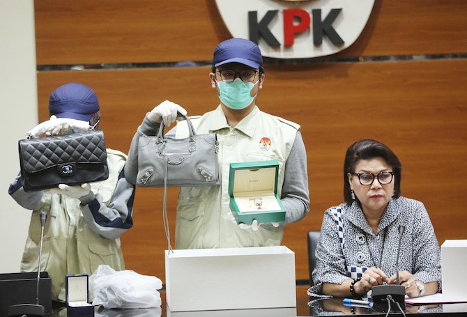 Petugas KPK bersama Wakil Ketua KPK menunjukkan Barang Bukti OTT Bupati Kabupaten Talaud Sri Wahyuni Maria Manali di KPK, Jakarta, Selasa (30/4/19). KPK menetapkan 3 orang tersangka yakni Bupati Kepulauan Talaud Sri Wahyuni Naria Manali, BNL dan BHK. FOTO - Image