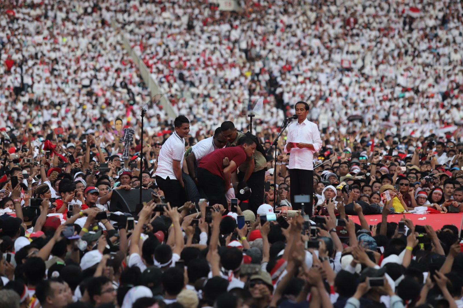 Capres 01 Jokowi saat mengikuti kampanye akbar pada Pilpres 2019 di SUGBK. Di sela-sela kampanye itu terdapat massa yang pingsan. (Dery Ridwansah/JawaPos.com) - Image