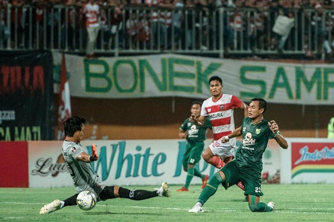 Hansamu_Yama cetak gol ke gawang Madura Utd di semifinal piala presiden 2019 (official persebaya) - Image