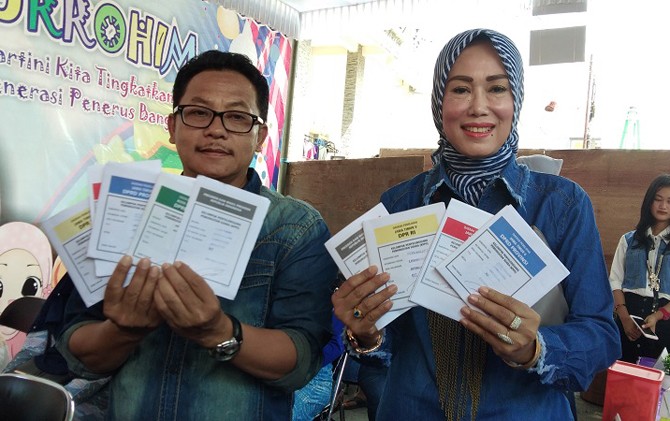 wali kota malang sutiaji dan istri nyoblos. Fisca Tanjung. - Image