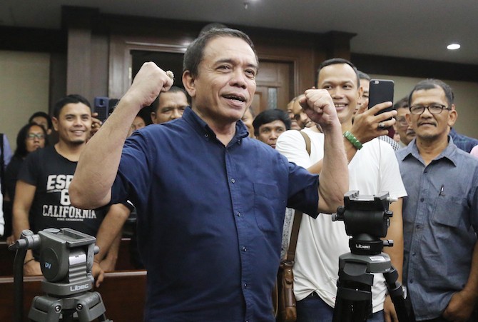 Terdakwa Gubernur nonaktif Aceh Irwandi Yusuf (kiri), orang kepercayaan Irwandi, Teuku Saiful Bahri (kanan), dan staf gubernur Aceh nonaktif Irwandi, Hendri Yuzal (tengah) menjalani sidang dengan agenda pembacaan putusan kasus suap DOKA tahun 2018 dan gra - Image