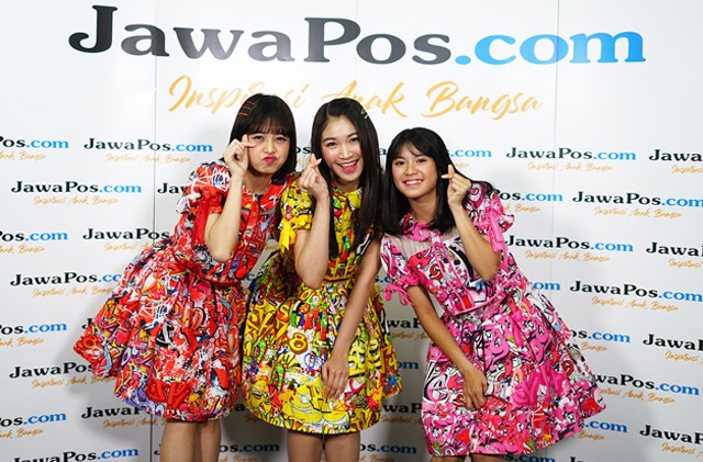 Feni, Shani, dan Melati JKT48 saat bertandang ke kantor Jawa Pos, Jakarta. (Issak Ramadhan) - Image