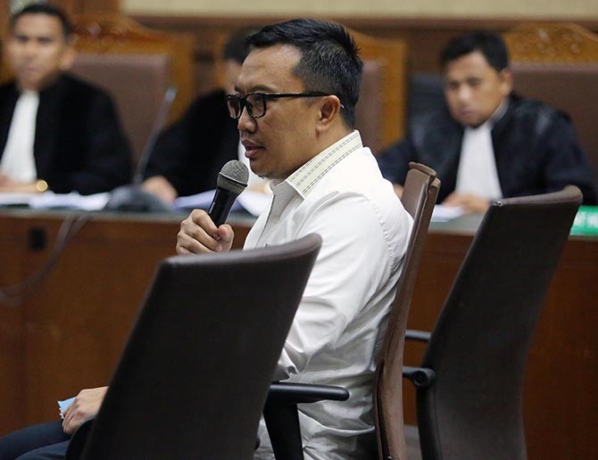 Menpora Imam Nahrawi (kedua kiri) berjalan memasuki ruang sidang untuk menjadi saksi dalam kasus dugaan suap dana hibah KONI di Pengadilan Tipikor, Jakarta, Senin (29/4/2019). Imam Nahrawi akan bersaksi dalam sidang kasus tersebut dengan terdakwa Sekjen K - Image
