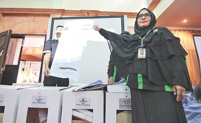 PAKSI SANDANG PRABOWO/KP MULAI PLENO: Penghitungan suara pemilu masih berlangsung. Tampak rapat pleno di Kecamatan Balikpapan Kota, kemarin. - Image