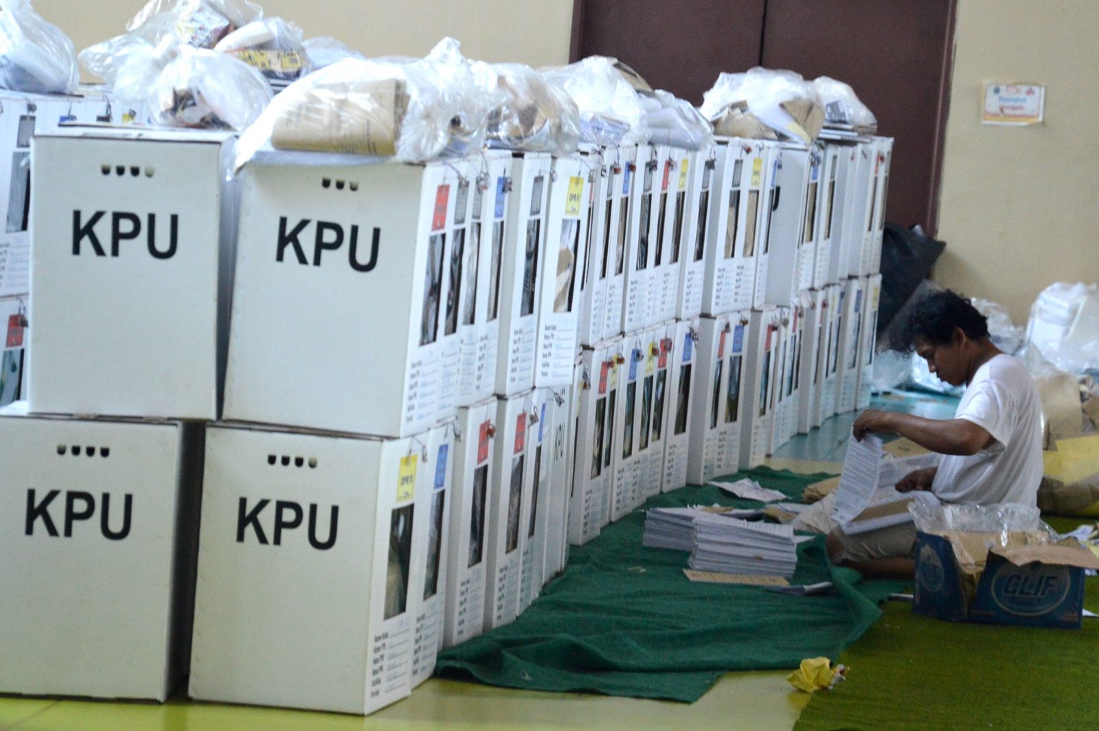 Rekapitulasi Surat Suara Pemilu 2019 Tingkat Kecamatan. (Dery Ridwansah/JawaPos.com) - Image