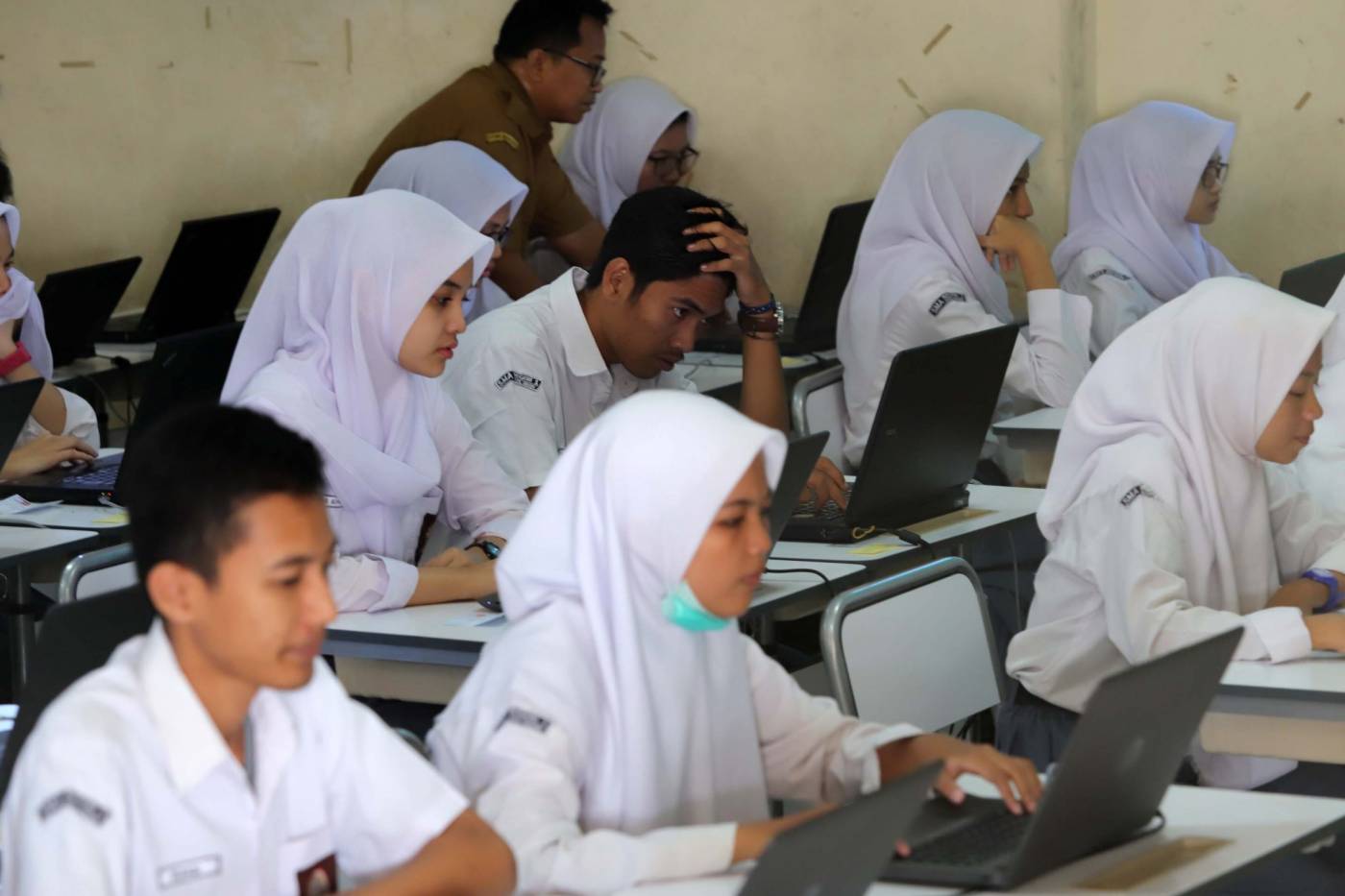 Siswa SMA 1 Kota Serang, Banten. saat mengikuti UNBK (Qodrat/Radar Banten/Jawa Pos Group) - Image