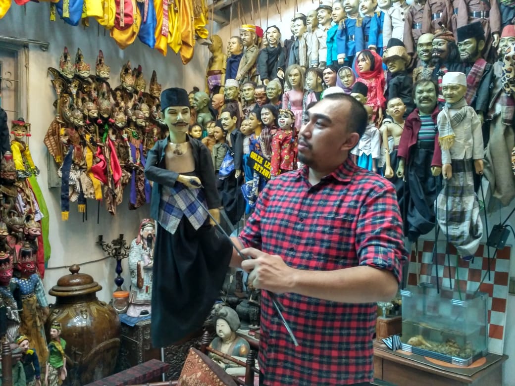Reza Purbaya pengerajin wayang golek. (Yogi Wahyu/ Jawa Pos) - Image