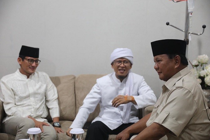 alon presiden dan calon wakil presiden nomor urut 02, Prabowo Subianto dan Sandiaga Uno bertemu Pimpinan Pondok Pesantren Daarut Tauhid Abdullah Gymnastics atau yang akrab disapa Aa Gym di Jakarta, Sabtu (13/4). (tim BPN) - Image