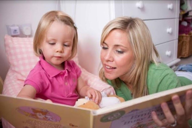 Melakukan kegiatan rutin sebelum tidur dengan anak-anak akan memperkuat kedekatan. Local Finder - Image