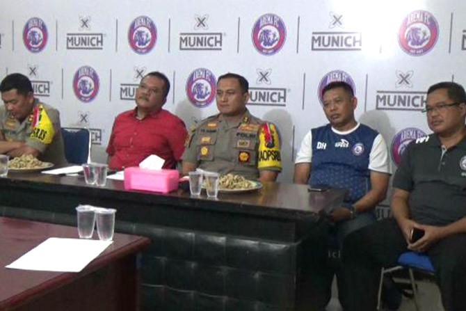 aremania bertemu polisi dan manajemen arema (fiska tanjung_jawapos.com) - Image